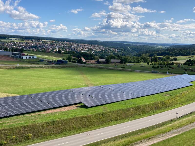 Luftaufnahme des Solarparks im Turmfeld