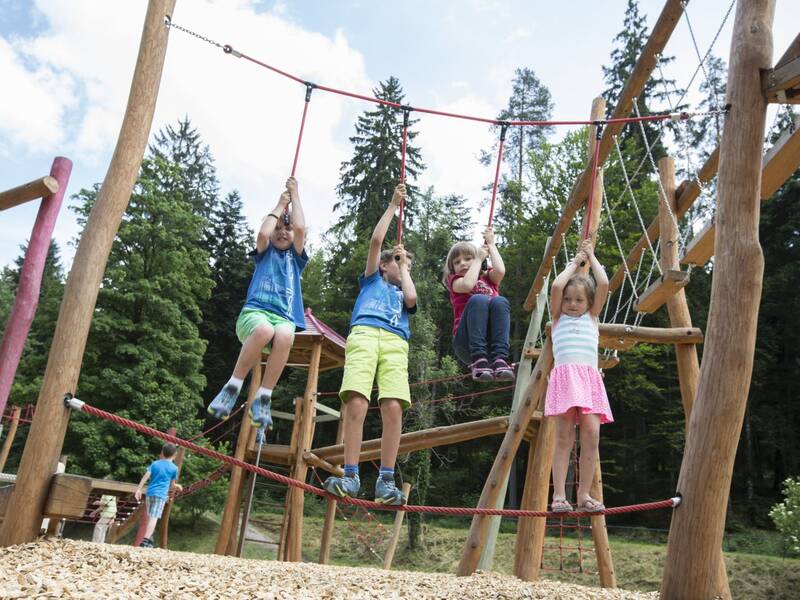 Kinder klettern auf einem Spielgerät