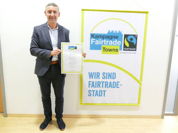 Bürgermeister Gerhard Feeß mit der Urkunde Fairtrade-Stadt.