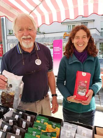 Mitarbeiter am Marktstand