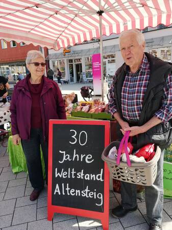 Kunden an Marktstand