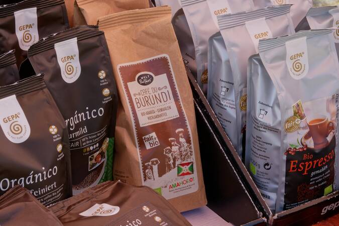 Kaffee am Marktstand des Fairhandelsteams