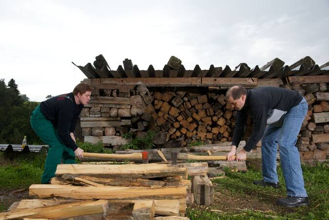 Zwei Fackler schlitzen Holz.