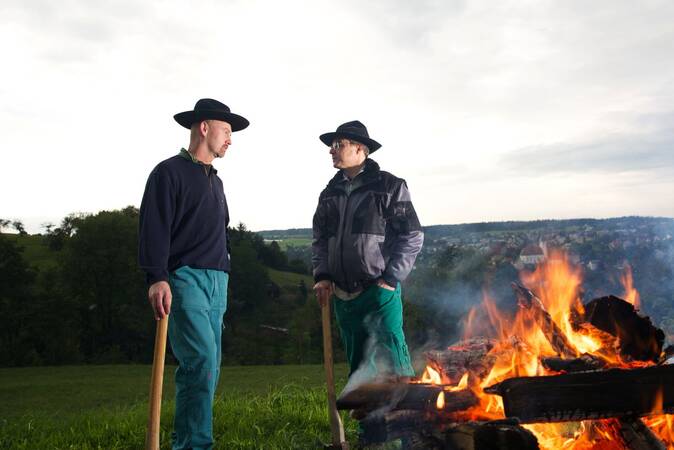 Zwei Fackler unterhalten sich am Lagerfeuer.
