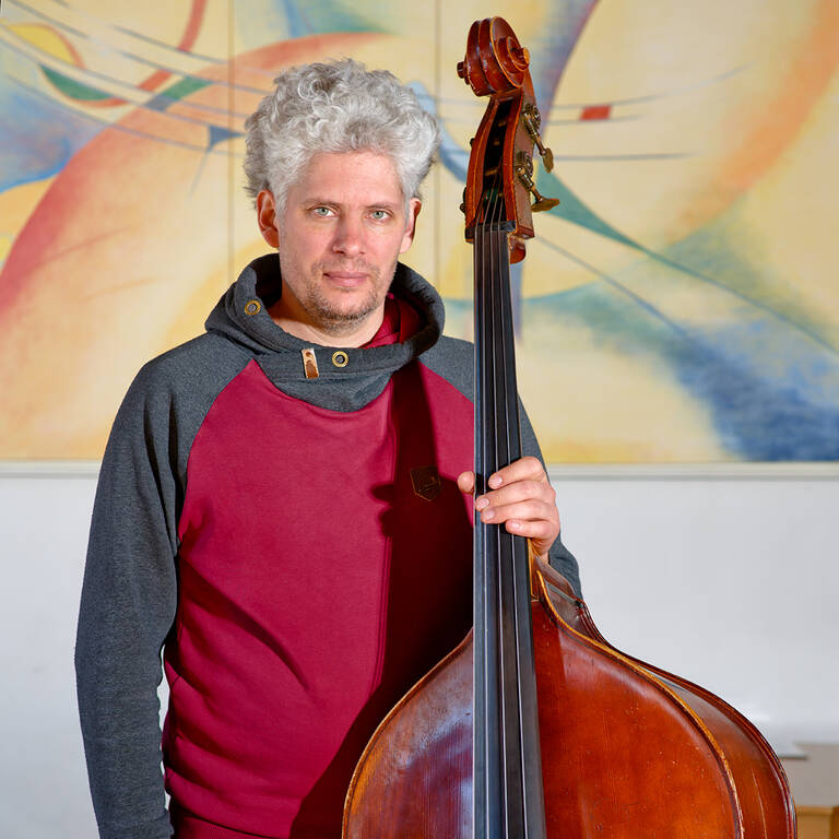 Porträtfoto von Georg Bomhard mit Kontrabass
