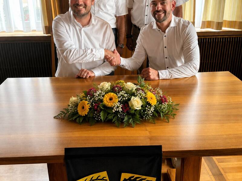 Freuen sich über die Gründung der Kooperationsgesellschaft: Freudenstadts Oberbürgermeister Adrian Sonder mit Altensteigs Bürgermeister Oliver Valha (vorne v.l.) sowie Günther Garbe, Technischer Werkleiter der Stadtwerke Altensteig und Peter Günther, Geschäftsführer der Stadtwerke Freudenstadt (dahinter v.l.)
