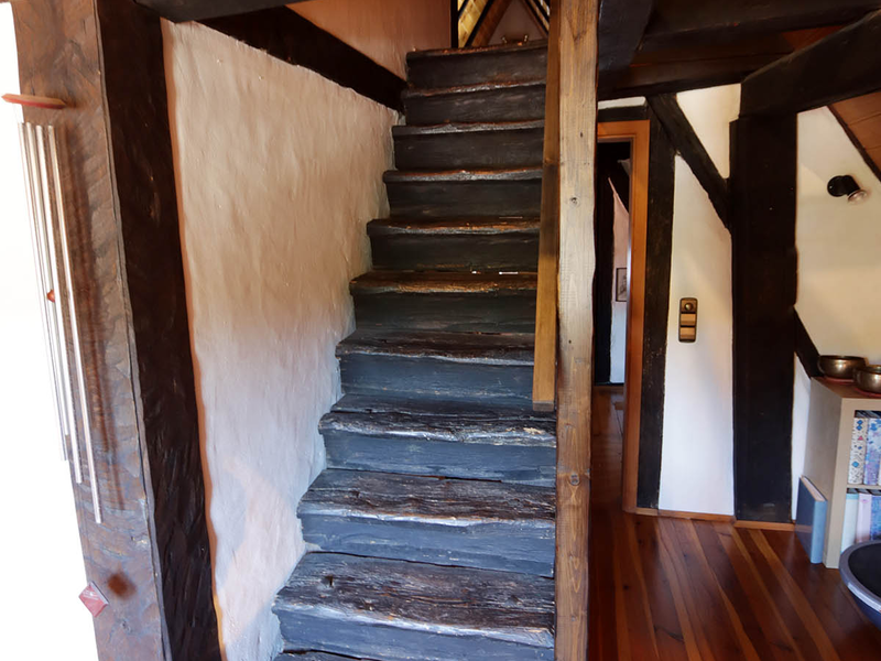 alte Treppe zum 2. Schlafzimmer im Dachspitz