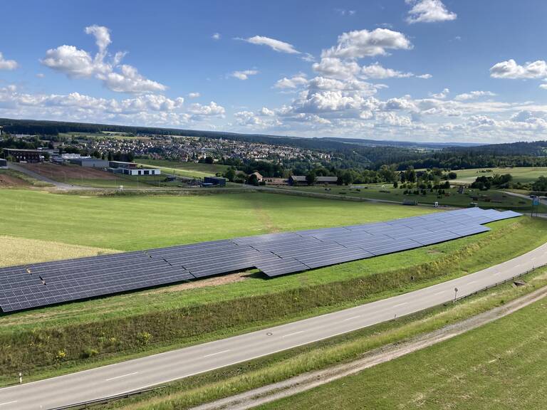 Luftbild des Solarparks im Turmfeld.
