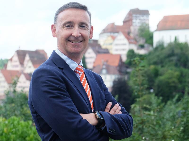 Bürgermeister Gerhard Feeß posiert vor der Altstadtkulisse